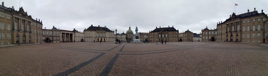 Panorámica del Palacio Amalienborg, la Iglesia de Mármol y la estatua de Frederic V, Copenhague, Dinamarca