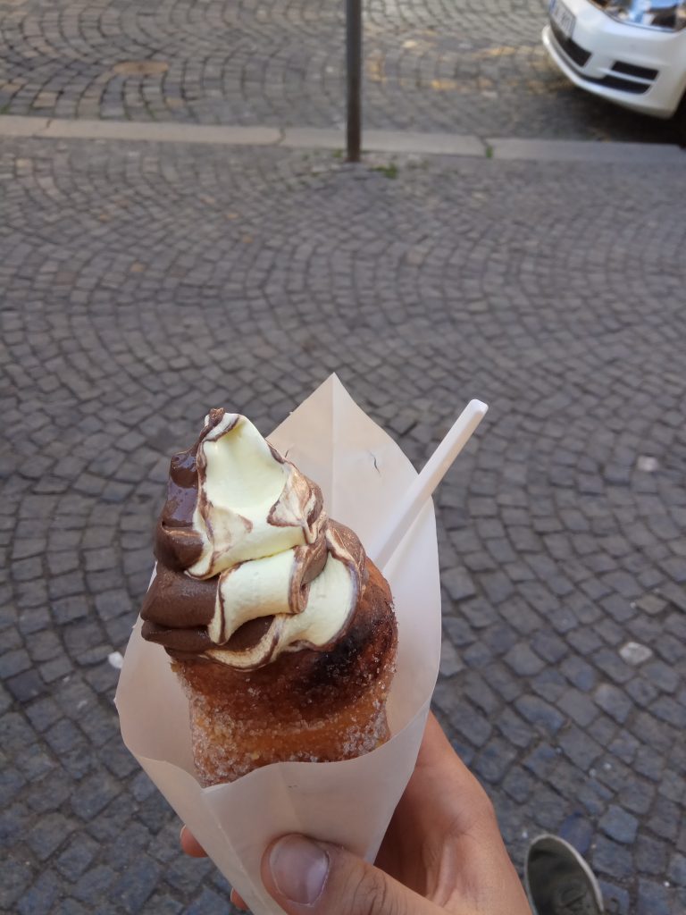 Trdelnik en el centro de Praga, República Checa