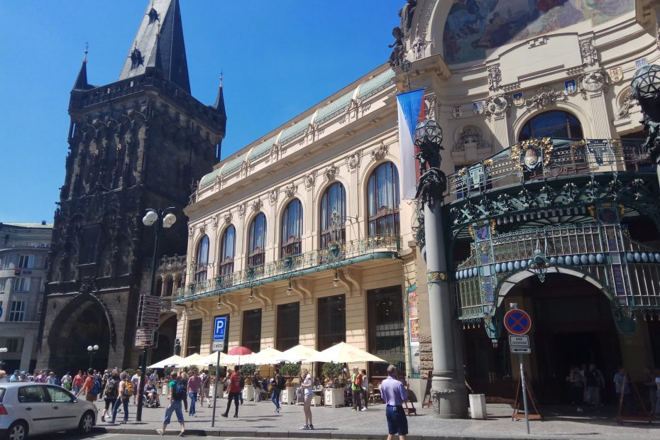 La Casa Municipal con la Torre de la Pólvora al fondo, Praga, República Checa