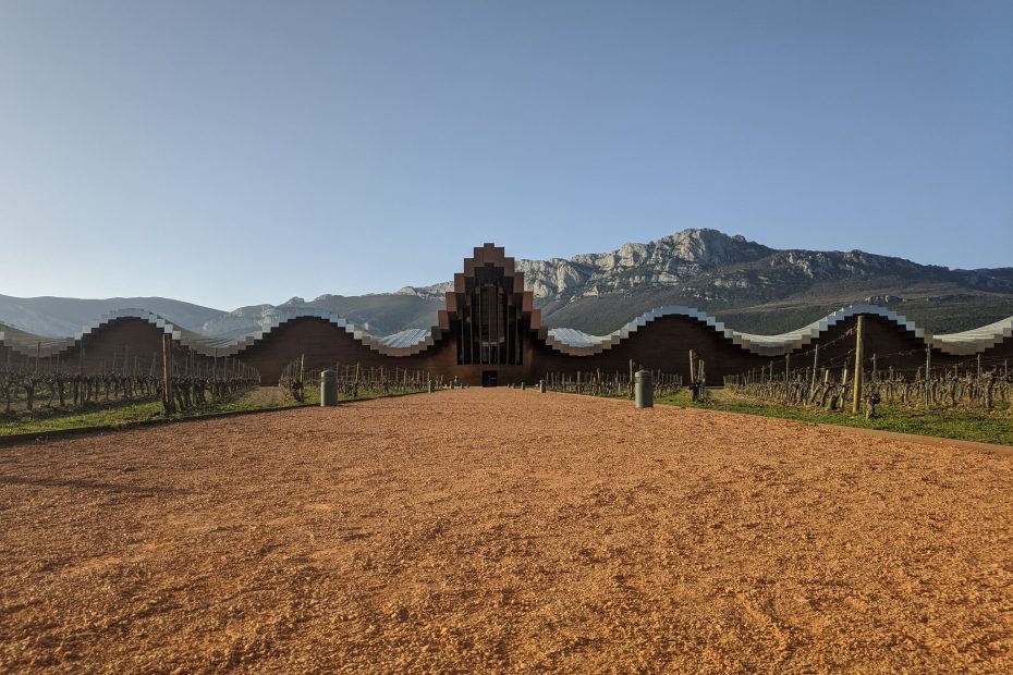 Edificio principal de Bodegas Ysios del arquitecto Santiago Calatrava, LaGuardia, Álava