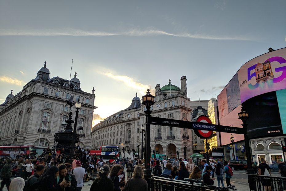 Piccadilly Circus cerca del atardecer, Londres, Inglaterra